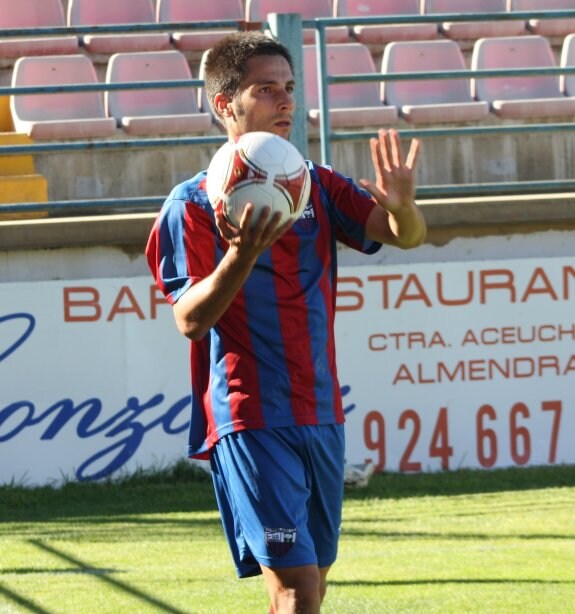 De la Cruz vuelve con el Extremadura tras cinco meses lesionado. 