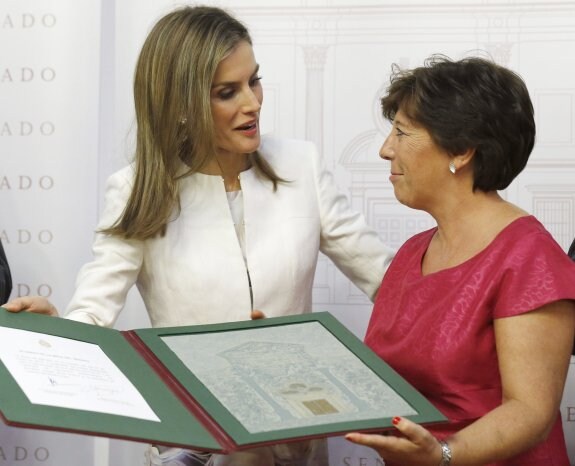 La Reina entrega el galardón a Carmen del Riego, de 'La Vanguardia'. :: efe
