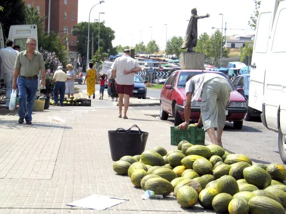 Puesto ambulante de venta de melones extremeños. :: hoy