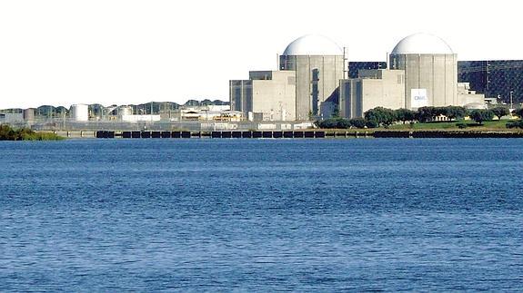 La central nuclear de Almaraz vista desde el embalse de Arrocampo, que refrigera la instalación.