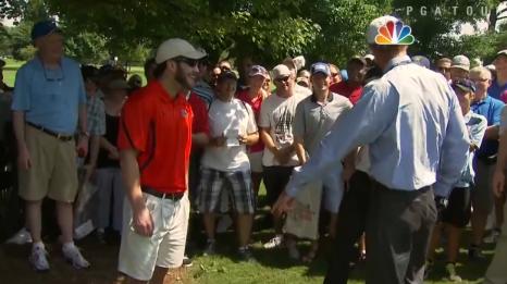 Un golfista introduce la bola en el bolsillo de un aficionado