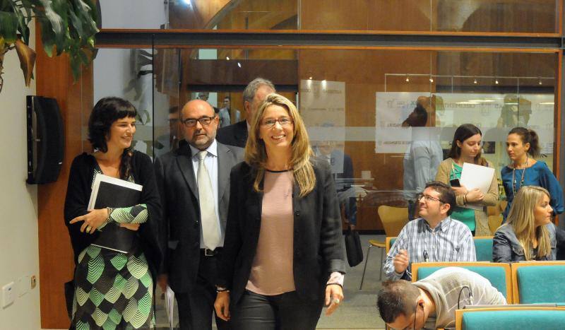 Candelaria Carrera, Fernando Segador (OPA) y Cristina Teniente, esta mañana en sala de prensa de la Junta.. 