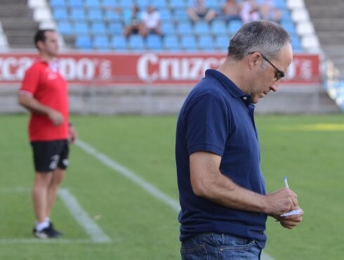 Víctor López apunta en su libreta. :: hoy