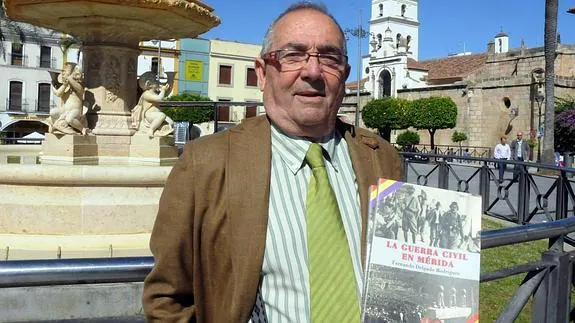 Fernando Delgado Rodríguez con su libro.