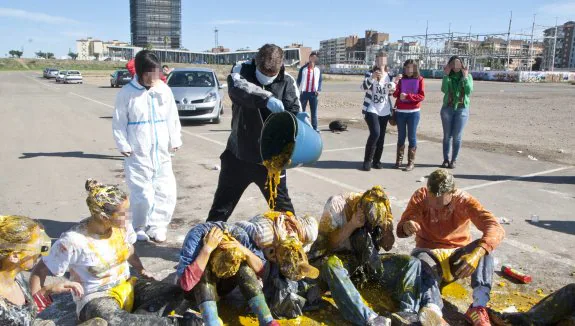 Las novatadas se ejercen cada vez más fuera de los  campus. :: r. c.