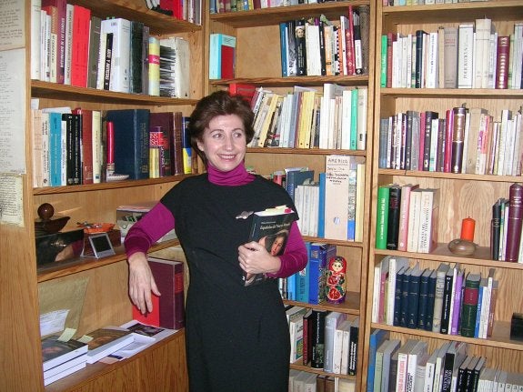 Eloísa Gómez Lucena, en su biblioteca. :: HOY