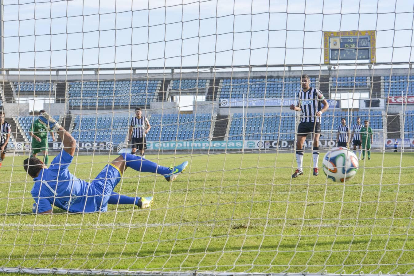 Copito engaña a Burgui en el penalti que significó el segundo de sus tres goles de la tarde con el Badajoz. Suma 8. :: josé vicente arnelas