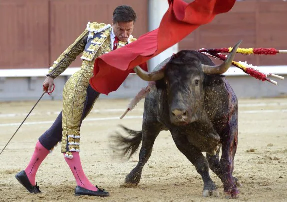 Urdiales lidia a 'Sevillanito', el más complicado de los tres toros buenos de la corrida. :: 