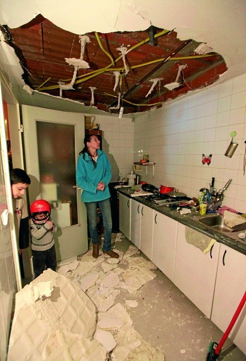 Estado en el que quedó la cocina de la vivienda inferior.