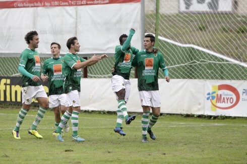 El Cacereño celebra el gol de Elías Pérez. :: LORENZO CORDERO