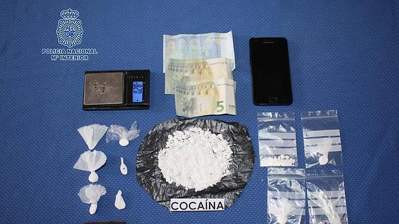 Droga y efectos intervenidos por la Policía Nacional.