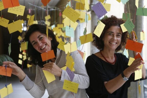 María Jesús Pérez y Rosa Calvarro, en el 'bosque de deseos' hecho por los alumnos. :: andy solé