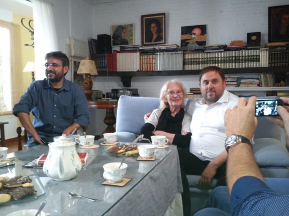 Jordi Évole, Eugenia Parejo y Oriol Junqueras, en un descanso de la grabación del programa. :: la sexta