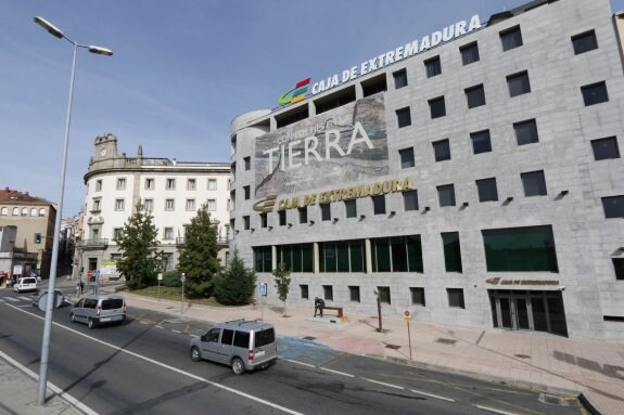 Edificio de los servicios centrales de Caja Extremadura (Liberbank) en la puerta Talavera. :: andy solé