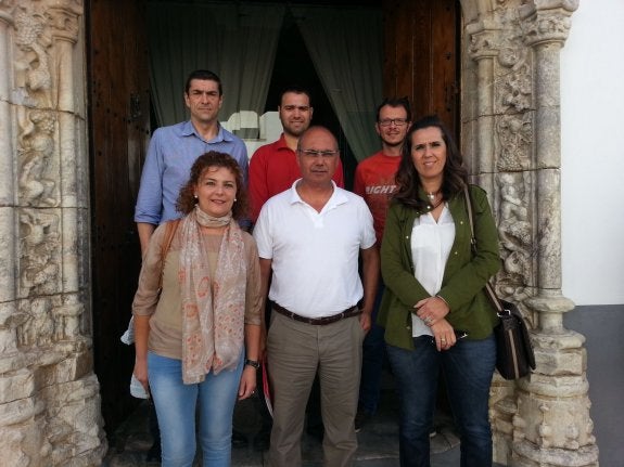 Cayado (centro) junto a los cinco ediles que entregaron su acta de concejal el viernes pasado. :: L. G.