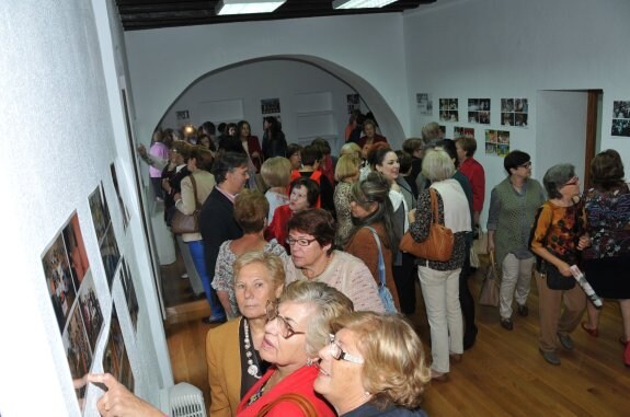 La nueva sede fue inaugurada con una exposición fotográfica sobre la historia de la asociación. :: d. palma