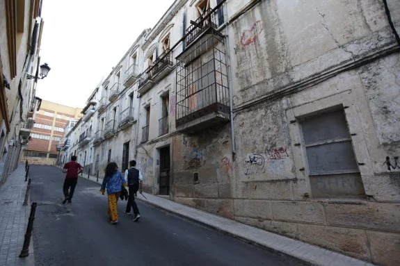 Las vallas ya han desaparecido de la calle Barrio de Luna. :: a. méndez