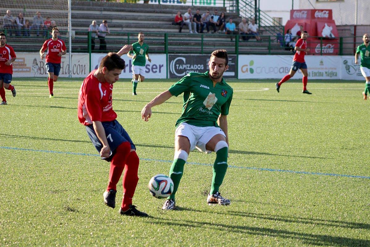 Pinilla, autor del 2-0, ante el visitante Manu. :: m. camacho