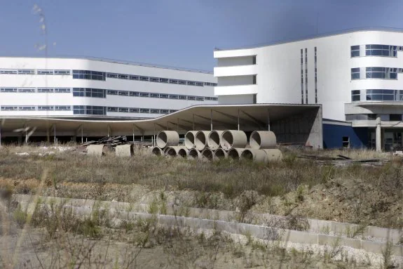 Estado actual en el que se encuentra el nuevo hospital, con las obras paradas :: lorenzo cordero
