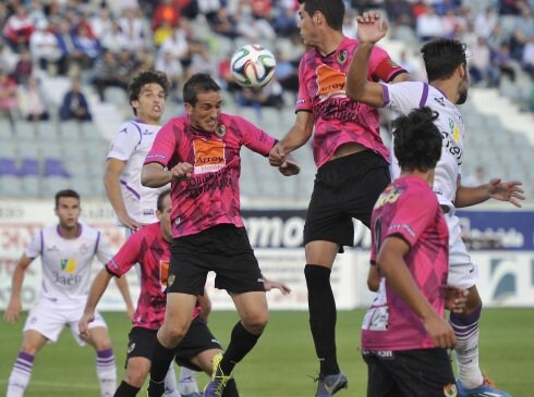 Balón aéreo en el choque de ayer entre el Jaén y el Cacereño . :: opta