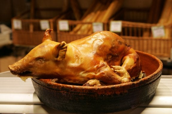 Cochinillo asado para agradecer servicios prestados. :: el correo