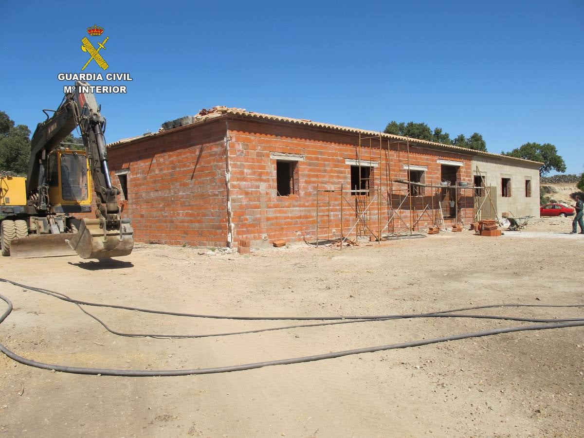 Un detenido y dos imputados por construir ilegalmente en Valencia de Alcántara una vivienda de 300 metros cuadrados