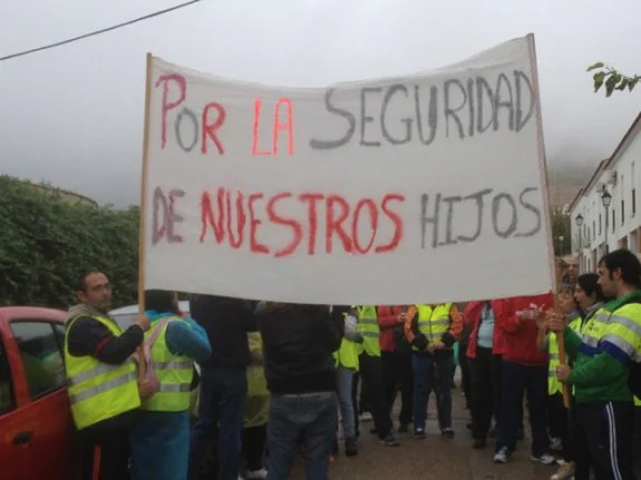 Padres de Hinojosa han protagonizado la última protesta por el transporte escolar. :: hoy