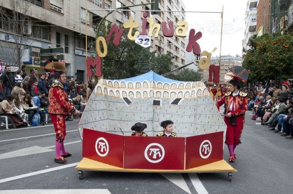 El estandarte de Montihuakán en el desfile de este año. :: hoy