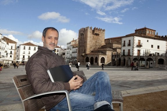 Cuando Mohamed se marchó la Plaza estaba en plena reforma. Ahora se la ha encontrado cambiada. Le gustaba más antes, dice. :: jorge rey