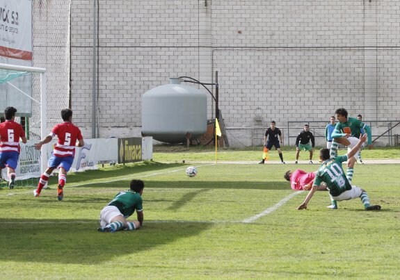 Carlos Valverde, tras su jugadón, ve desde el suelo cómo empuja Plata el cuero a la red para hacer el 1-0. :: 