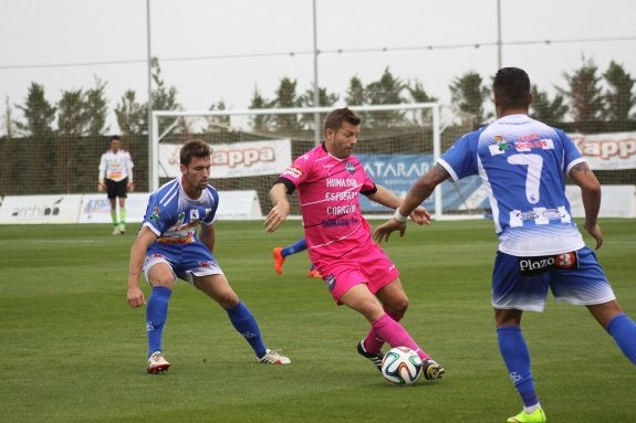 En las camisetas de La Hoya Lorca reza el lema 'humildad, arrojo y corazón'. :: opta