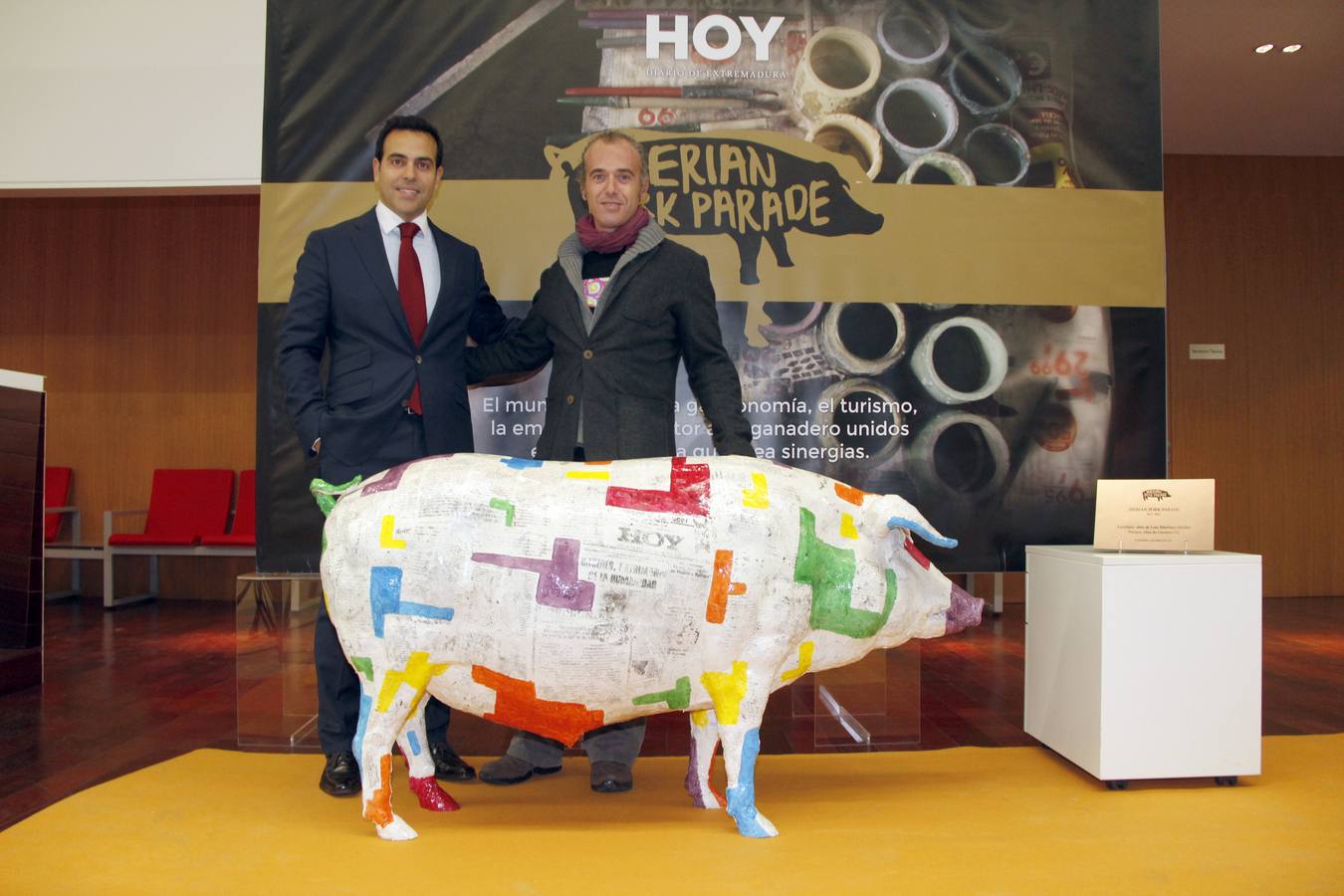 Miguel Ángel Jaraíz y Gamero Gil, artista que ha decorado el cerdo. .