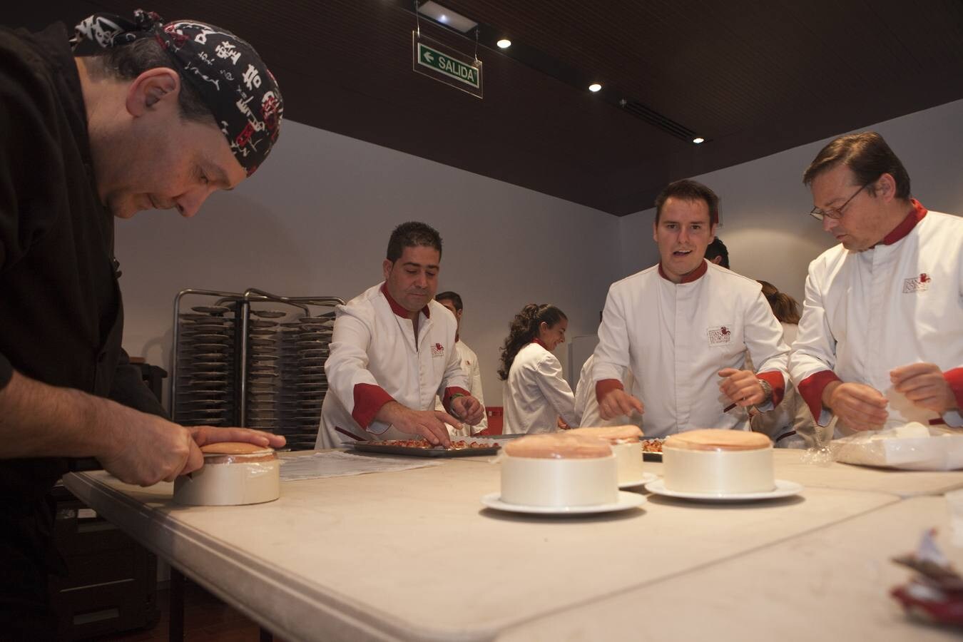 Preparación de una Torta del Casar antes de ser ofrecida para su degustación entre los asistentes al cóctel posterior a la entrega de los Extremeños de HOY en el Palacio de Congresos de Cáceres.