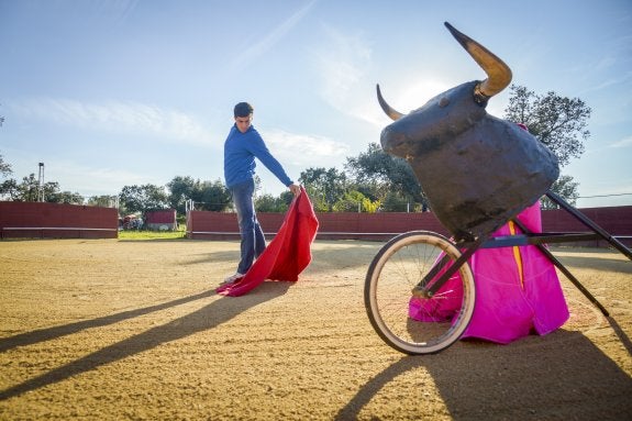 El banderillero Fernando González torea de salón mientras prepara su presencia en el festival. 