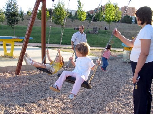 Niños jugando en un parque en una imagen de archivo. :: hoy