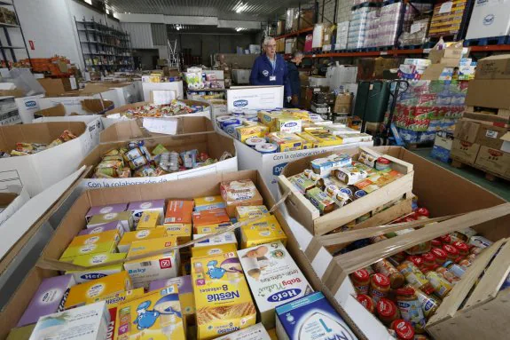 Almacén del Banco de Alimentos en Plasencia, repleto de productos ayer por la mañana. :: andy solé