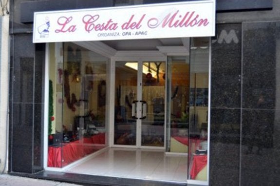 La 'Cesta del Millón' expuesta en la calle Ramón y Cajal, 23. :: d. g.