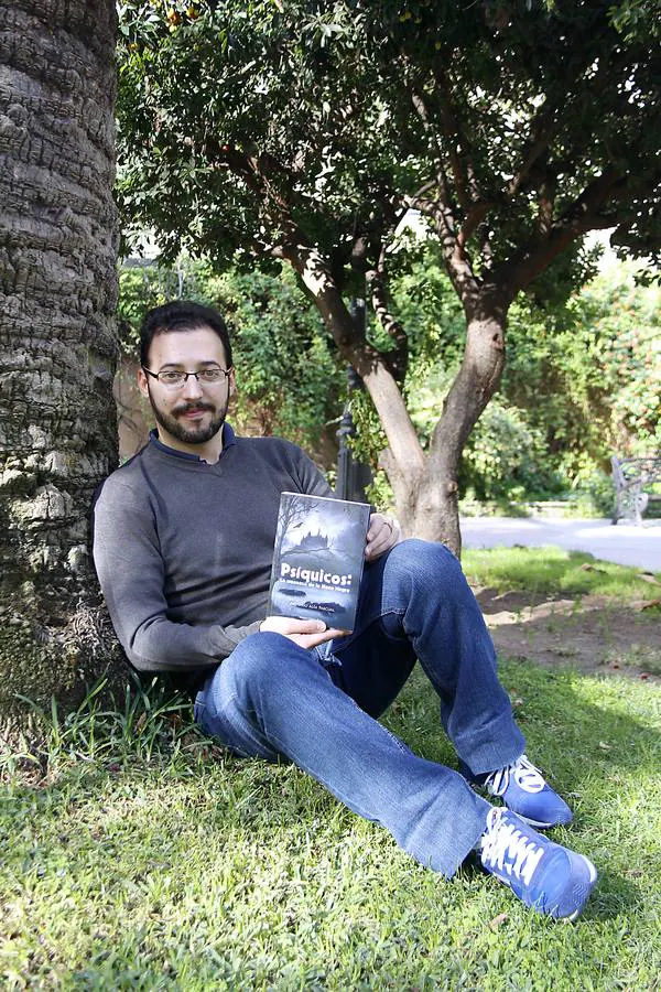 Antonio Alía con su primera novela, de casi 700 páginas. :: m. núñez