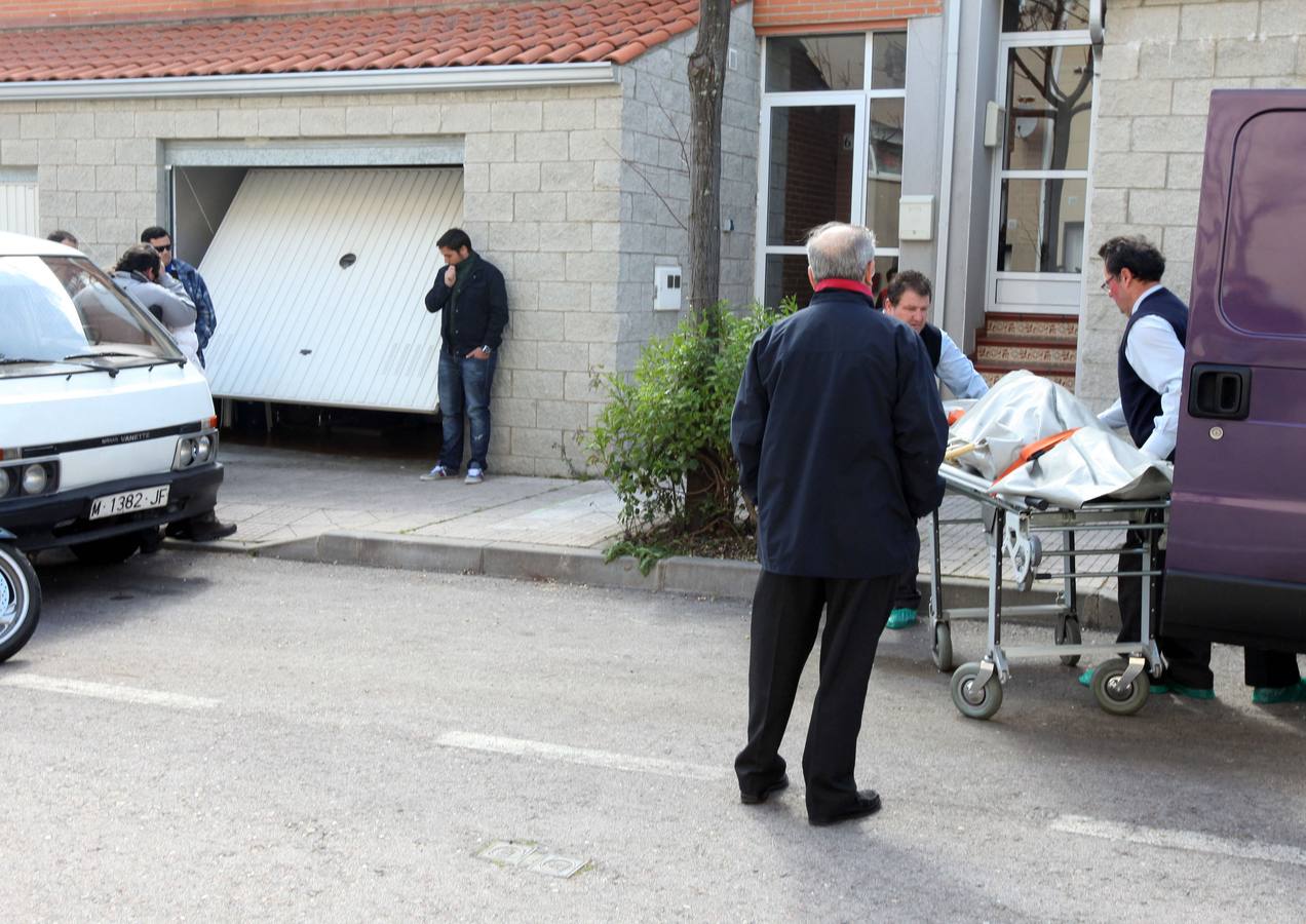 Traslado de uno de los cadáveres de la casa donde se produjo el parricidio, en el residencial Gredos. :: HOY