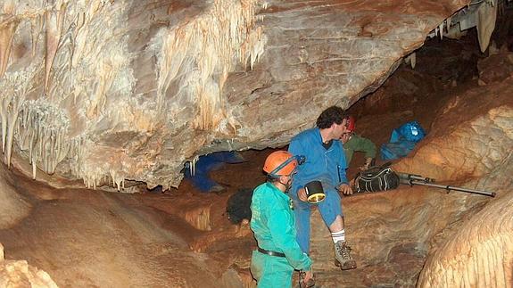 Trabajos de espeología en las cuevas de Fuentes de León