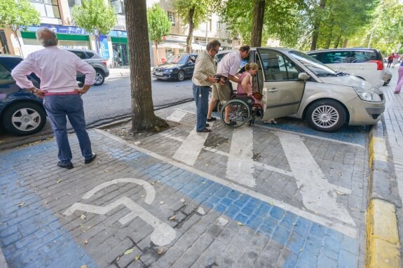 Plaza de aparcamiento para discapacitados, que el Ayuntamiento renovará con el dinero del premio. :: hoy