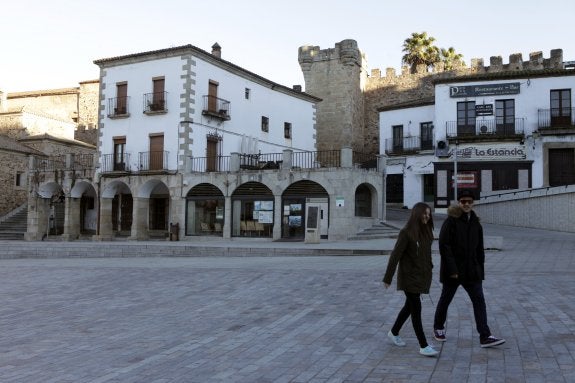  La sede. La oficina de la capitalidad se ubicará en el local de la oficina de turismo de la Plaza. En ella trabajarán dos empleados y estará coordinada por Miguel Ángel Gil (a la izquierda). :: l. cordero /HOY