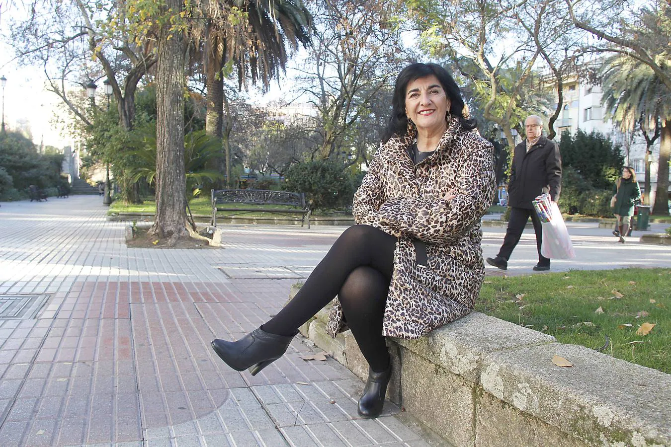 Raquel Rodríguez, presidenta del Colegio de Enfermería de Cáceres, posando en el parque de Calvo Sotelo. :: marisa núñez