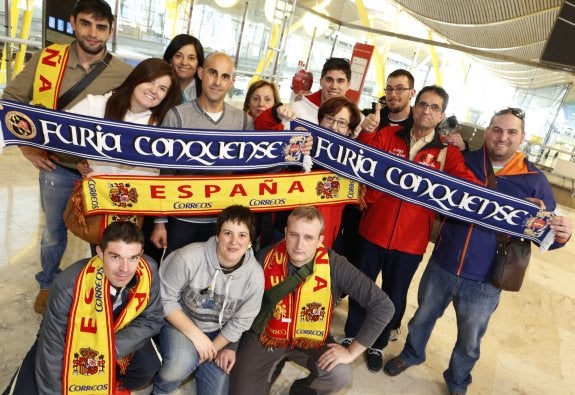 Parte del grupo de aficionados conquenses, ayer en el aeropuerto de Barajas antes de volar hacia Doha (Catar). :: josé ramón ladra
