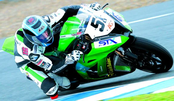 Santi Barragán conoce muy bien su nueva montura de la Kawasaki ZX-10R. :: hoy