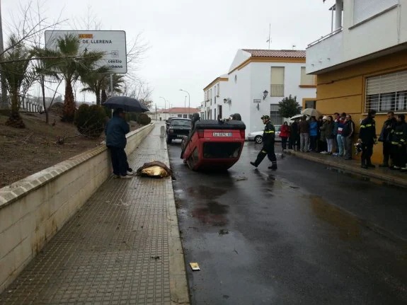 El coche quedó apoyado sobre el techo. :: hoy