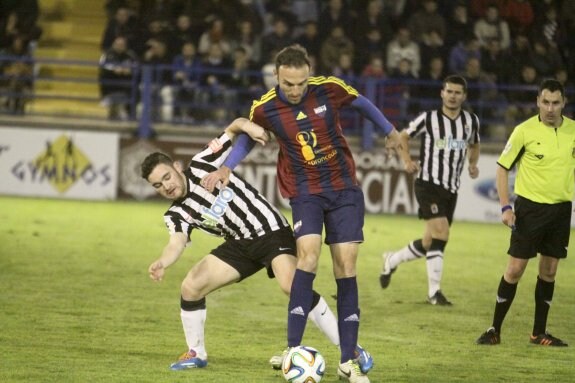 Sabino es la única baja segura en el Extremadura. :: j. m. romero