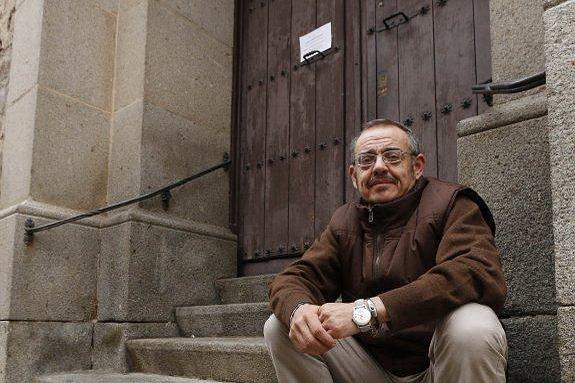 Diego Neria Lejárraga, en la escalera de la iglesia de San Esteban, en Plasencia. :: andy solé