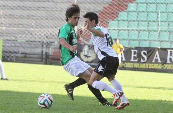 Juan Germán y Troiteiro, que ayer se retiró lesionado, pugnan por un balón en la primera vuelta. :: hoy