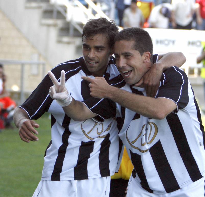 Ruby celebra con Cajoto el gol del ascenso a 2ª B